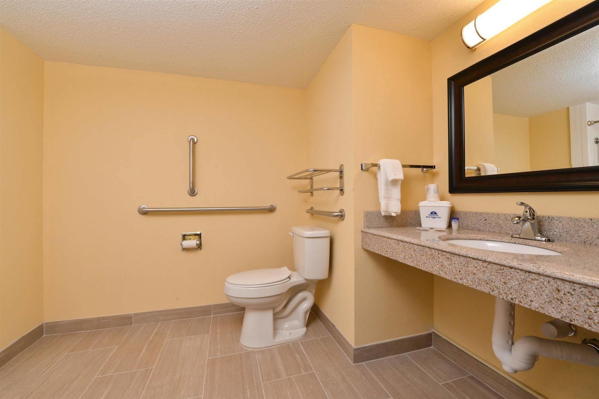 Americas Best Value Inn Tupelo Barnes Crossing Exterior foto